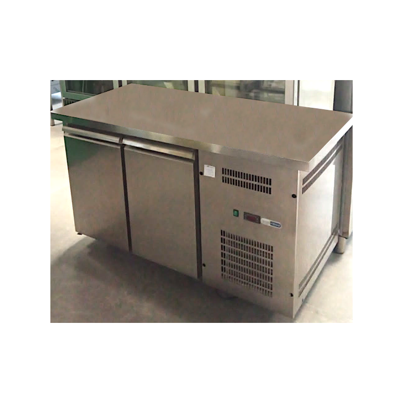 Tavolo refrigerato 2 porte con motore dx. griglie GN 1/1 150x70 cm.